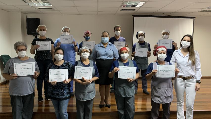 Equipe de limpeza recebe certificado em agradecimento à contribuição no combate ao Coronavírus